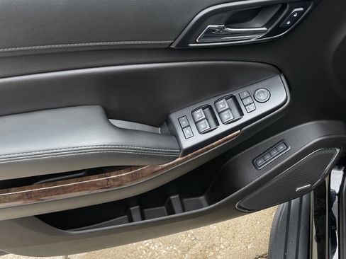 Used 2017 Chevrolet Suburban LT image 11