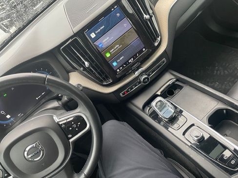 Used 2022 Volvo XC60 B5 Inscription w/ Protection Package Premier image 2