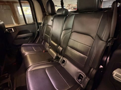 Used 2020 Jeep Gladiator Overland AWD/4WD image 17
