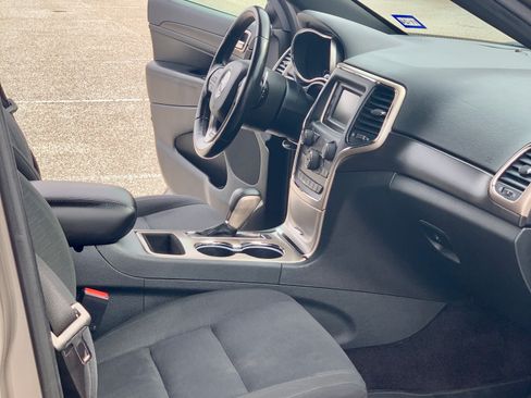 Used 2016 Jeep Grand Cherokee Laredo w/ Quick Order Package 23E image 9