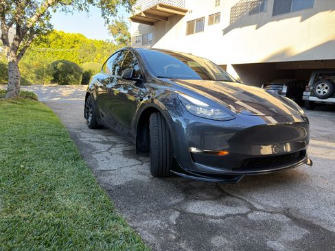 Used 2023 Tesla Model Y Performance image 2