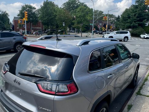 Used 2019 Jeep Cherokee Limited AWD/4WD image 2