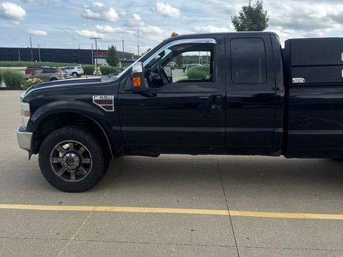 Used 2010 Ford F350 Lariat image 1