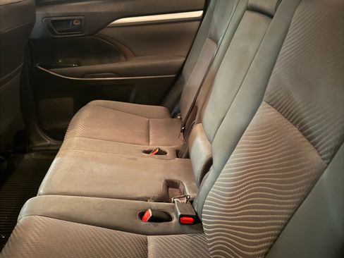 Used 2019 Toyota Highlander LE w/ Carpet Mat Package (TMS) image 11