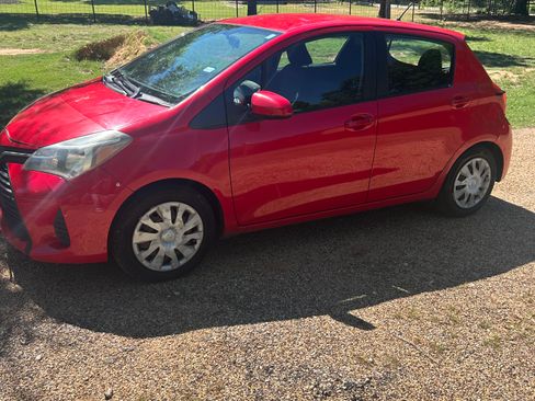 Used 2016 Toyota Yaris L image 2