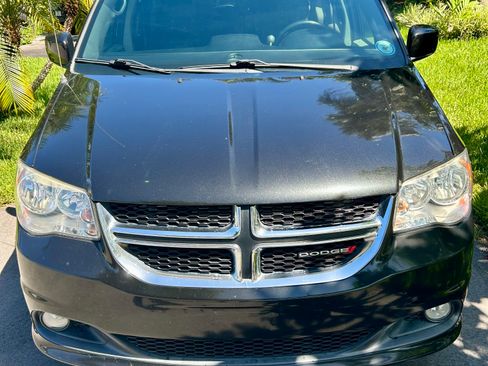 Used 2017 Dodge Grand Caravan SXT FWD image 4