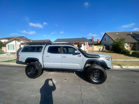 Used 2019 Toyota Tacoma TRD Off-Road AWD/4WD image 1