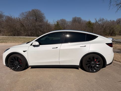 Used 2022 Tesla Model Y Performance image 15