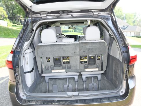 Used 2015 Toyota Sienna XLE FWD image 22