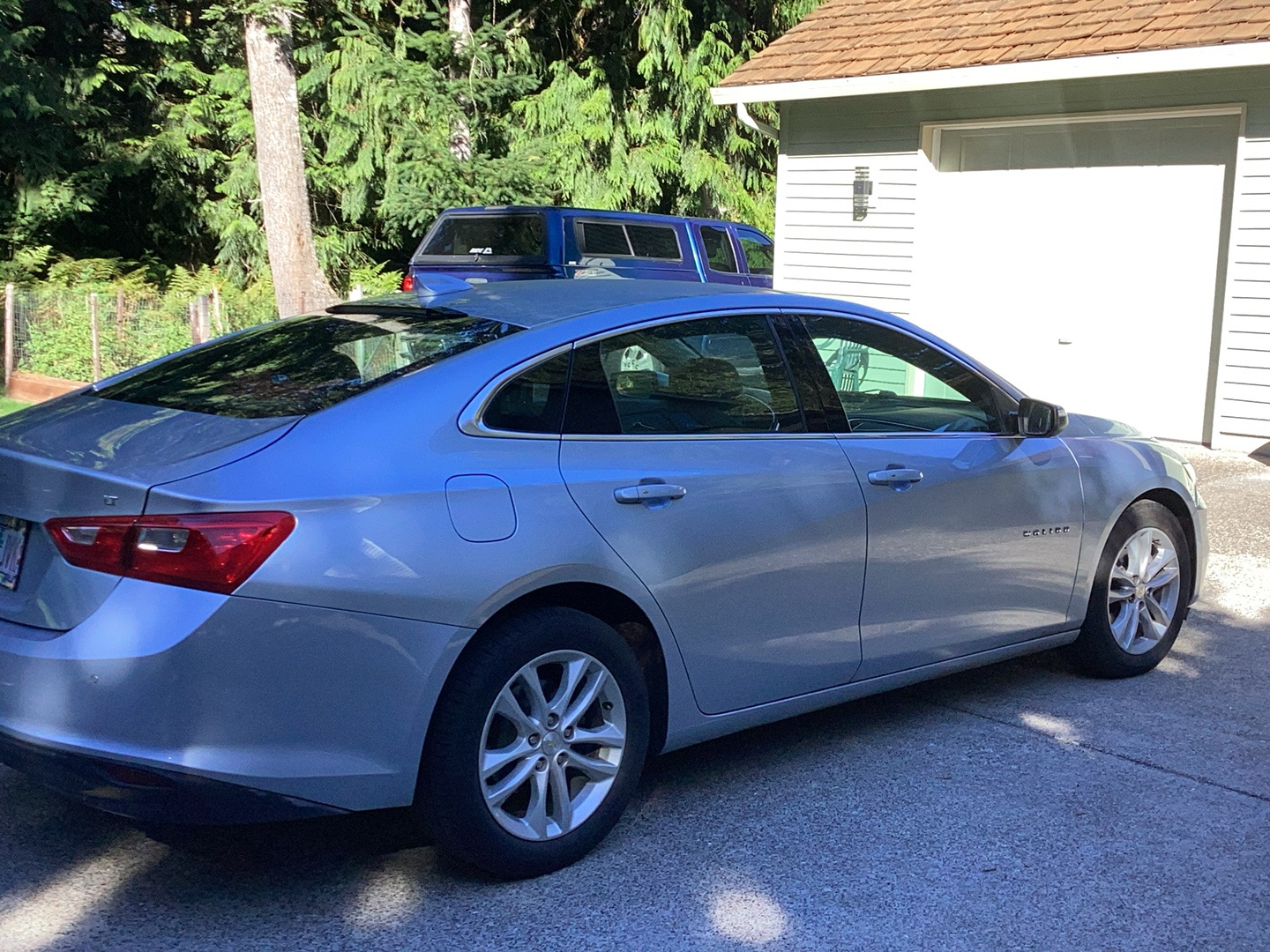 Used 2017 Chevrolet Malibu LT w/ Leather Package FWD image 4