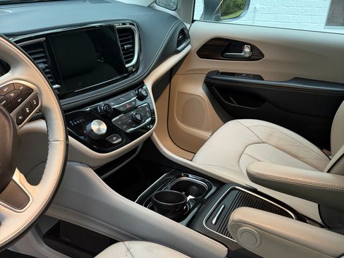 Used 2021 Chrysler Pacifica Limited FWD image 9