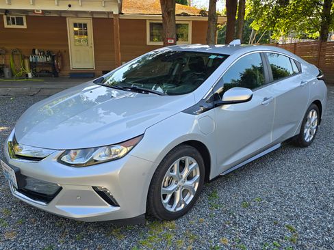 Used 2017 Chevrolet Volt Premier w/ Driver Confidence II Package FWD image 10