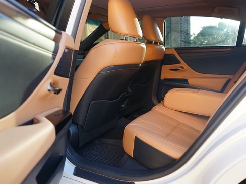 Used 2023 Lexus ES 350 Ultra Luxury w/ Accessory Package (Z2) image 14