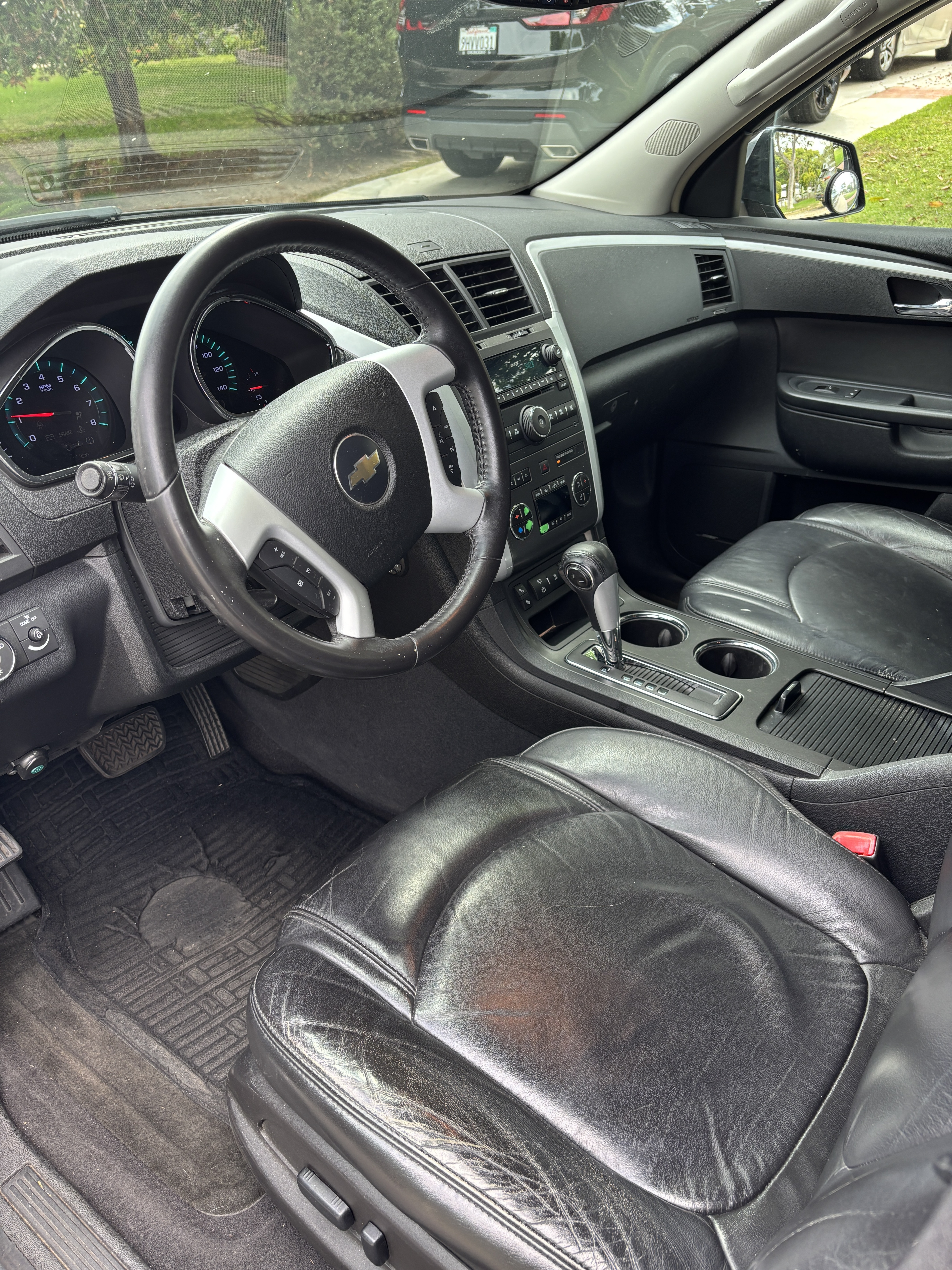 Used 2009 Chevrolet Traverse LT w/ California Edition Package FWD image 9