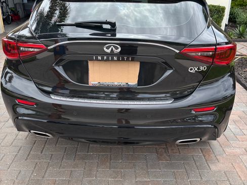 Used 2019 INFINITI QX30 w/ Navigation Package FWD image 6