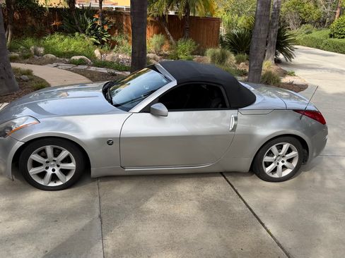 Used 2004 Nissan 350Z Enthusiast w/ Side Airbags Pkg image 2