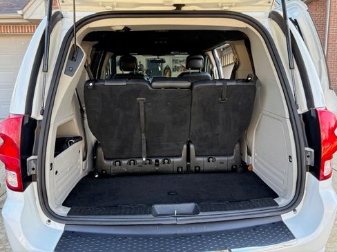 Used 2018 Dodge Grand Caravan SXT image 9