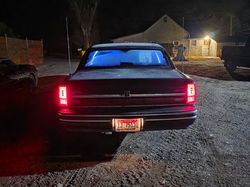 Used 1994 Lincoln Town Car Executive image 2