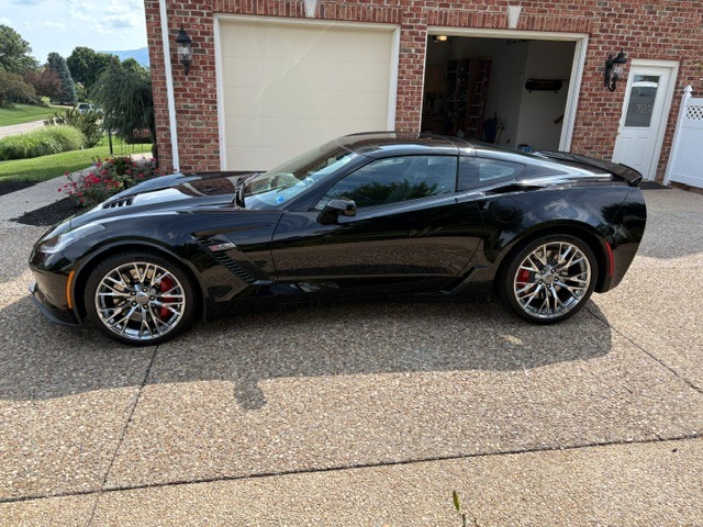 Used 2016 Chevrolet Corvette Z06 w/ 3LZ Preferred Equipment Group RWD image 2