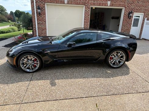 Used 2016 Chevrolet Corvette Z06 w/ 3LZ Preferred Equipment Group RWD image 2