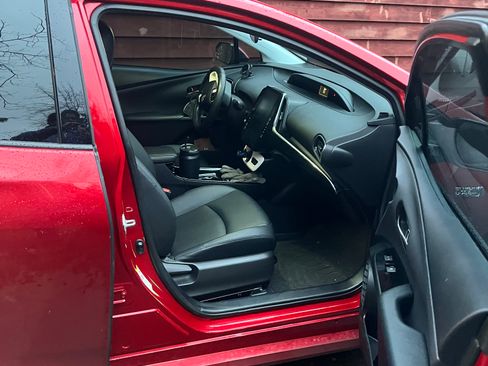 Used 2018 Toyota Prius Prime Premium image 5