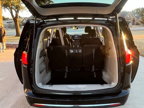 Used 2019 Chrysler Pacifica Touring Plus w/ Cold Weather Group image 6