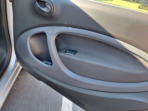 Used 2016 smart fortwo passion image 19