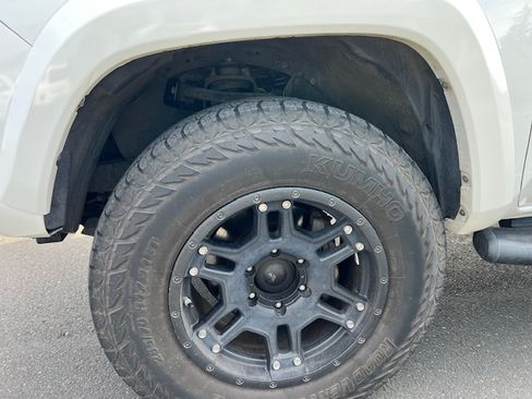 Used 2018 Toyota Tacoma TRD Sport image 24