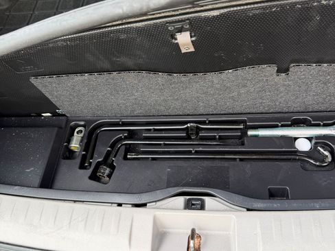 Used 2012 Toyota Highlander Limited w/ Tech Pkg image 6