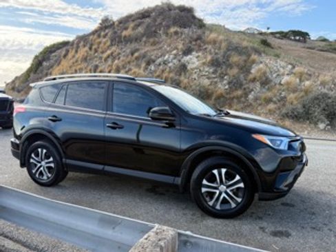 Used 2018 Toyota RAV4 LE FWD image 4