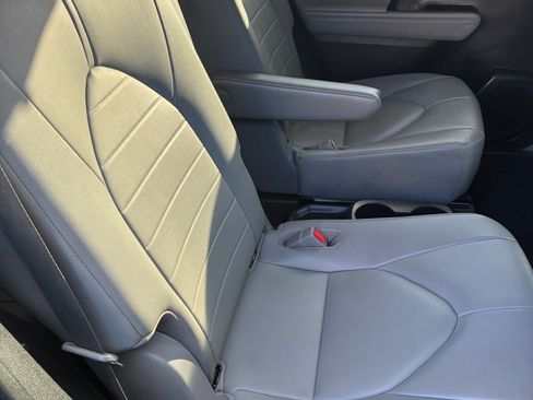Used 2020 Toyota Highlander XLE FWD image 15