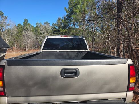 Used 2005 GMC Sierra 2500 SLE w/ Heavy-Duty Power Package image 4