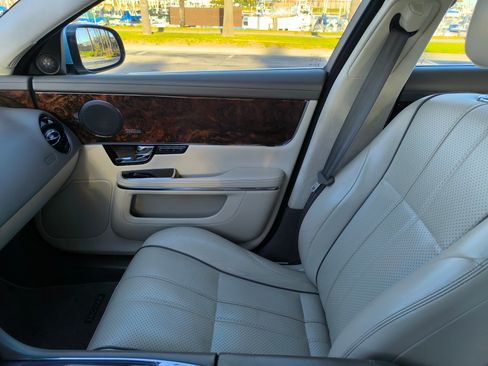 Used 2013 Jaguar XJ image 8