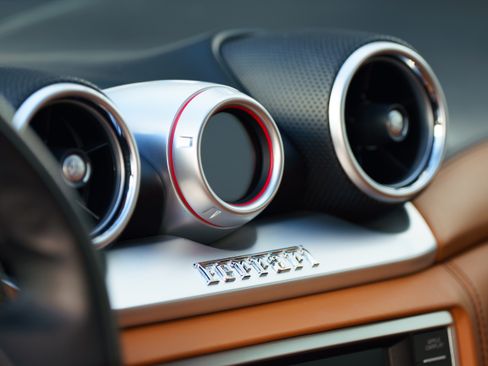 Used 2015 Ferrari California T image 25