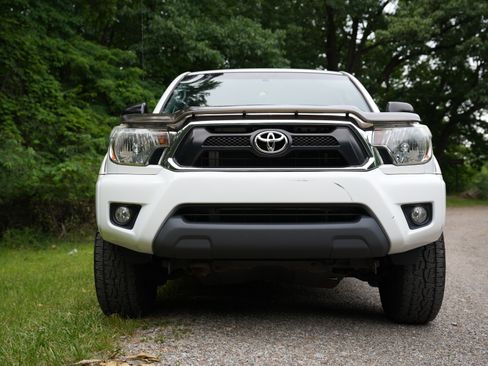 Used 2013 Toyota Tacoma 4x4 Access Cab V6 w/ TRD Off-Road Pkg image 25