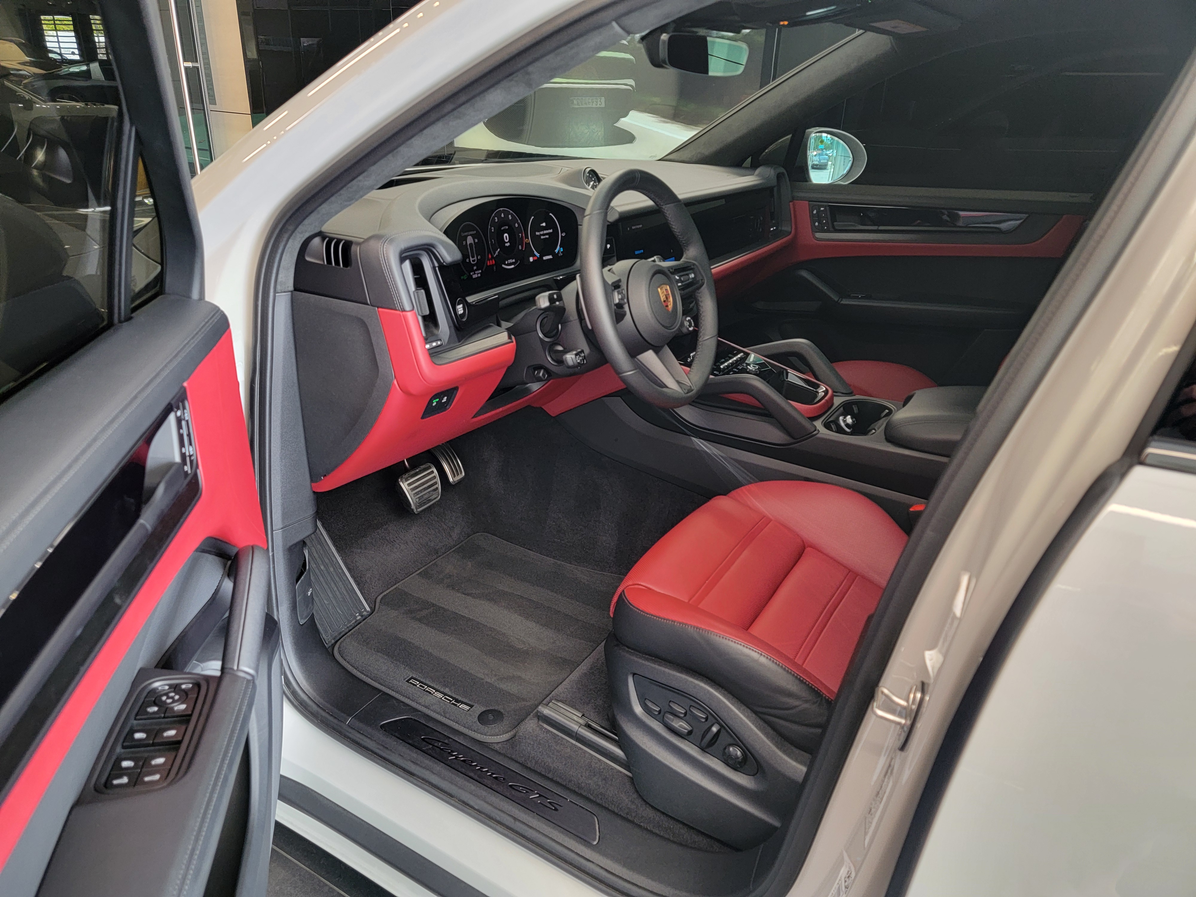 Used 2025 Porsche Cayenne GTS AWD/4WD image 5