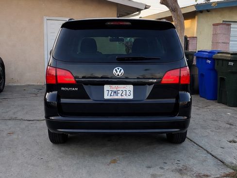 Used 2012 Volkswagen Routan SEL image 4