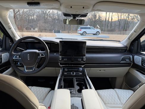 Used 2023 Lincoln Navigator Black Label image 11