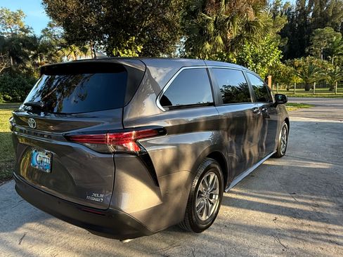 Used 2022 Toyota Sienna XLE image 8