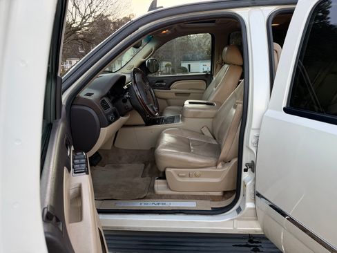 Used 2011 GMC Yukon Denali image 4