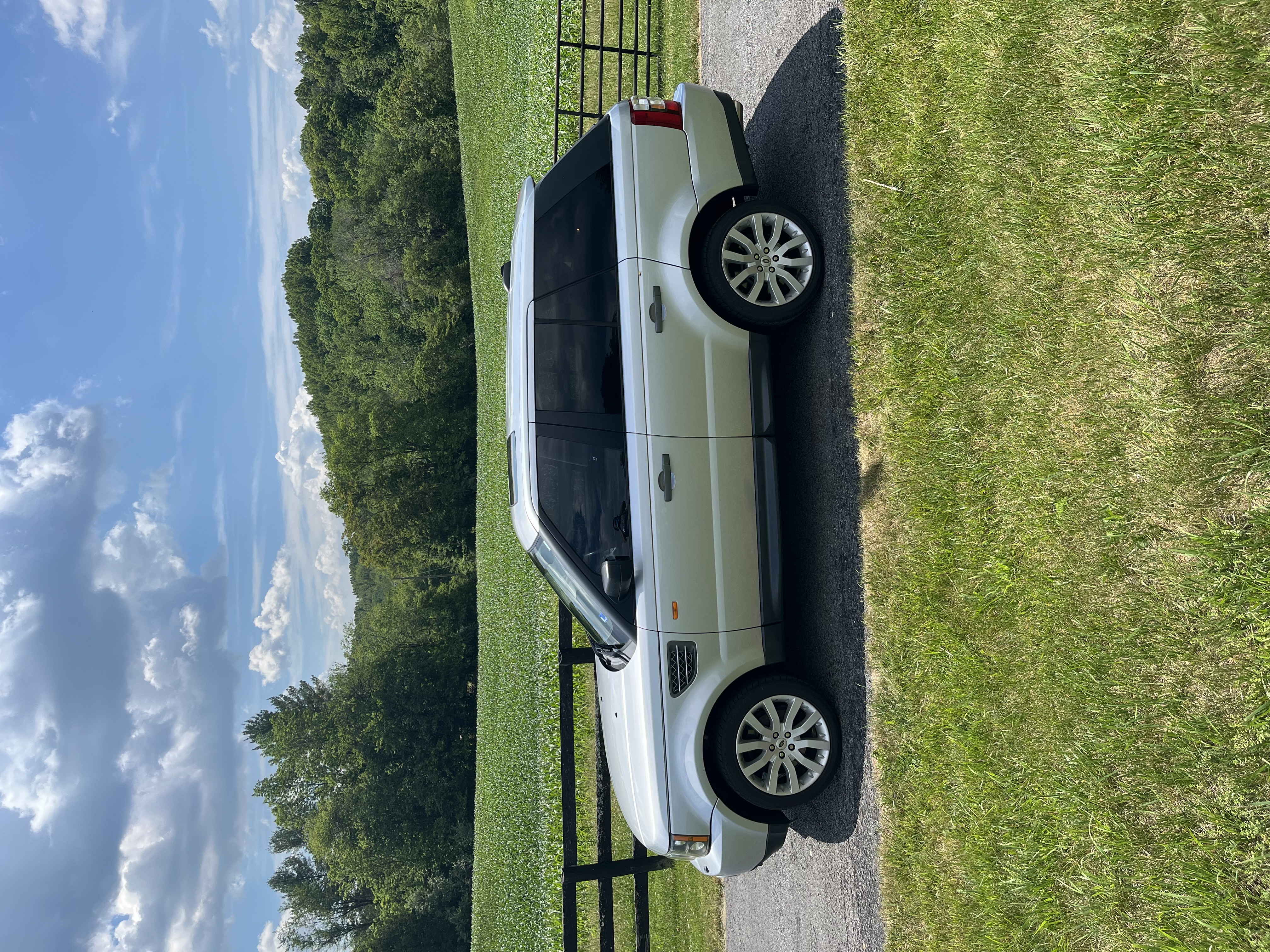 Used 2007 Land Rover Range Rover Sport Supercharged AWD/4WD image 2