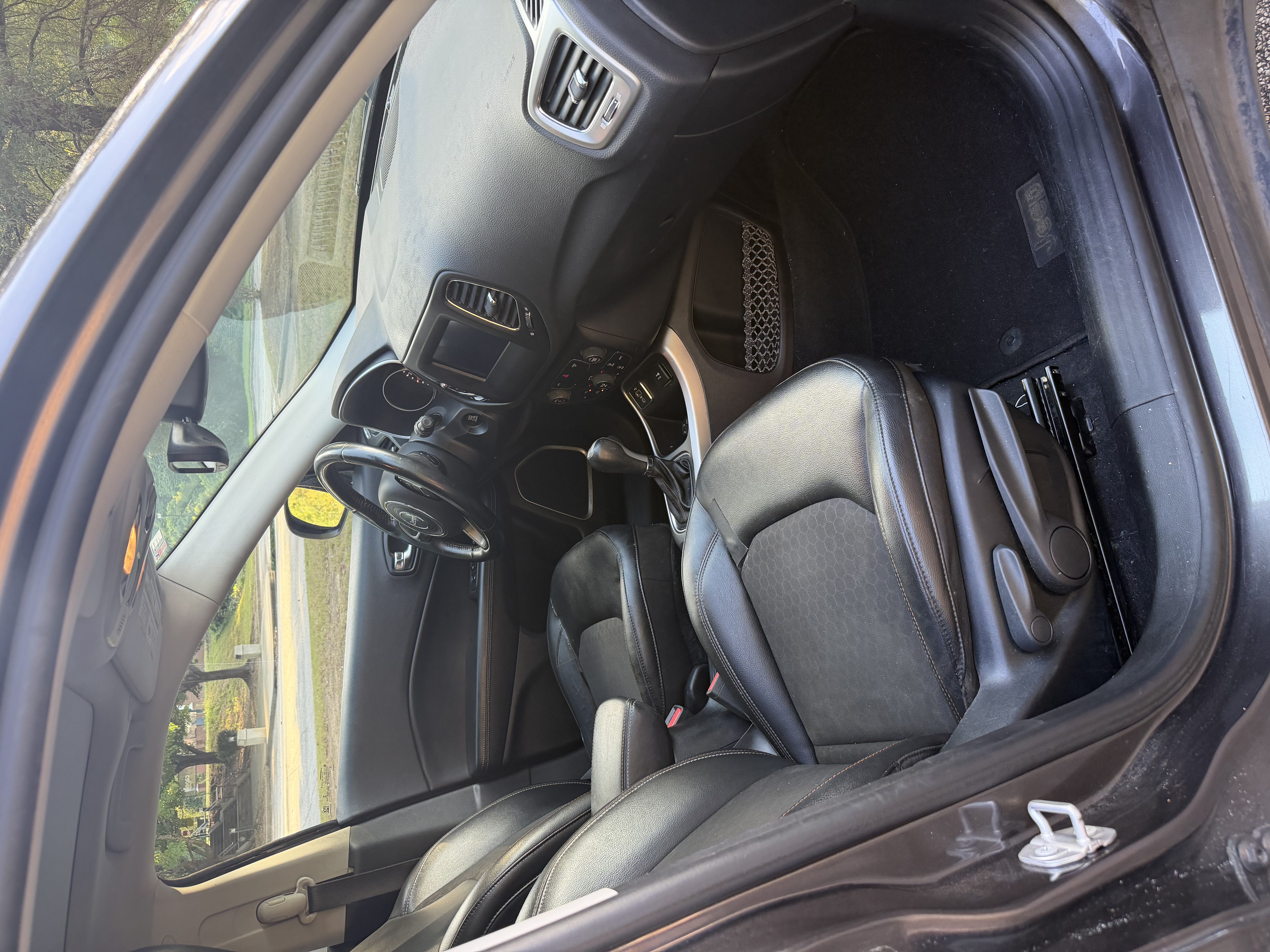 Used 2018 Jeep Compass Latitude w/ Popular Equipment Group FWD image 8