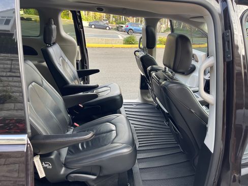 Used 2018 Chrysler Pacifica Touring-L Plus w/ Advanced Safetytec Group image 22