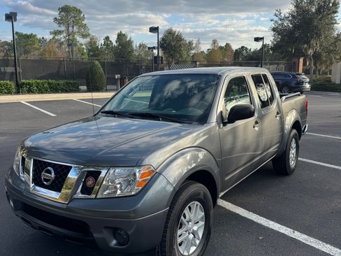 Used 2019 Nissan Frontier SV image 1