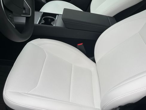 Used 2026 Tesla Model Y Long Range image 6