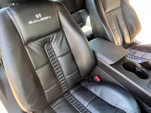 Used 2005 Ford Mustang GT Premium image 10