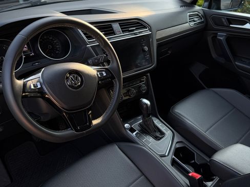 Used 2021 Volkswagen Tiguan SE image 11