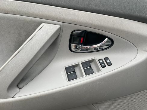 Used 2011 Toyota Camry LE image 12