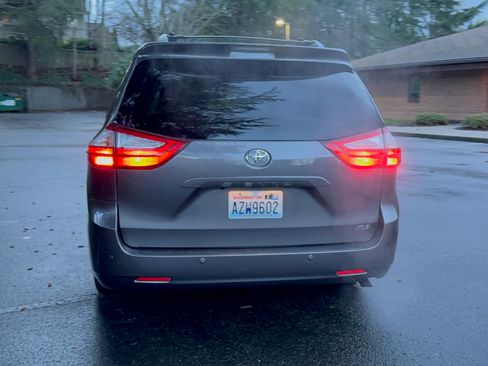 Used 2016 Toyota Sienna XLE Premium image 6