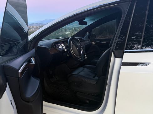 Used 2018 Tesla Model X 75D image 14